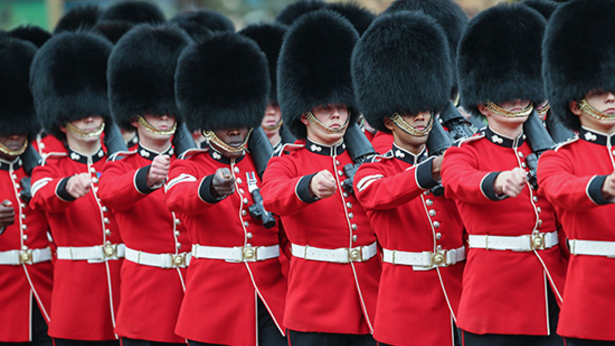 Англия строй. Королевская гвардия Лондон. Королевская гвардия (Royal Guards). Гвардеец охраны Гвардеец охраны королевы Англии. Шапка королевского гвардейца Великобритании.