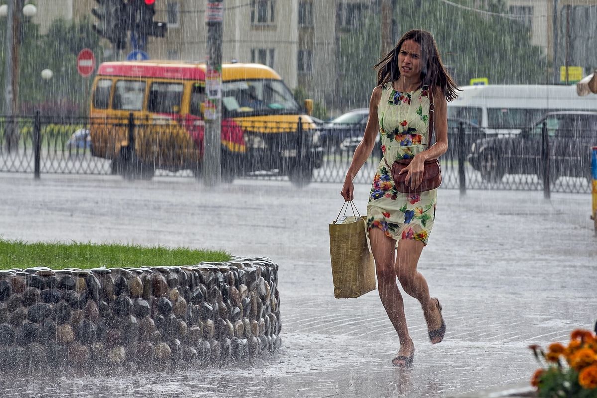 Холодное лето в москве. Дождливое лето в городе. Промокла под дождем. Ливень летом в городе. Лето дождь.